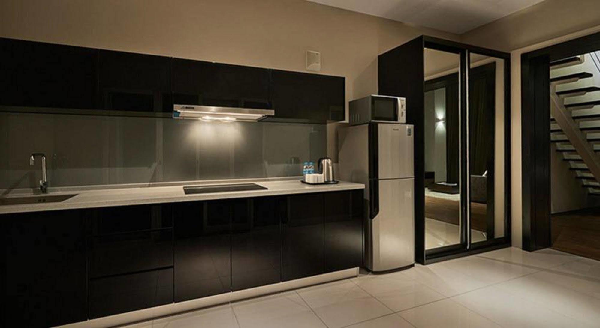 Maritime Luxury Suites George Town Extérieur photo
