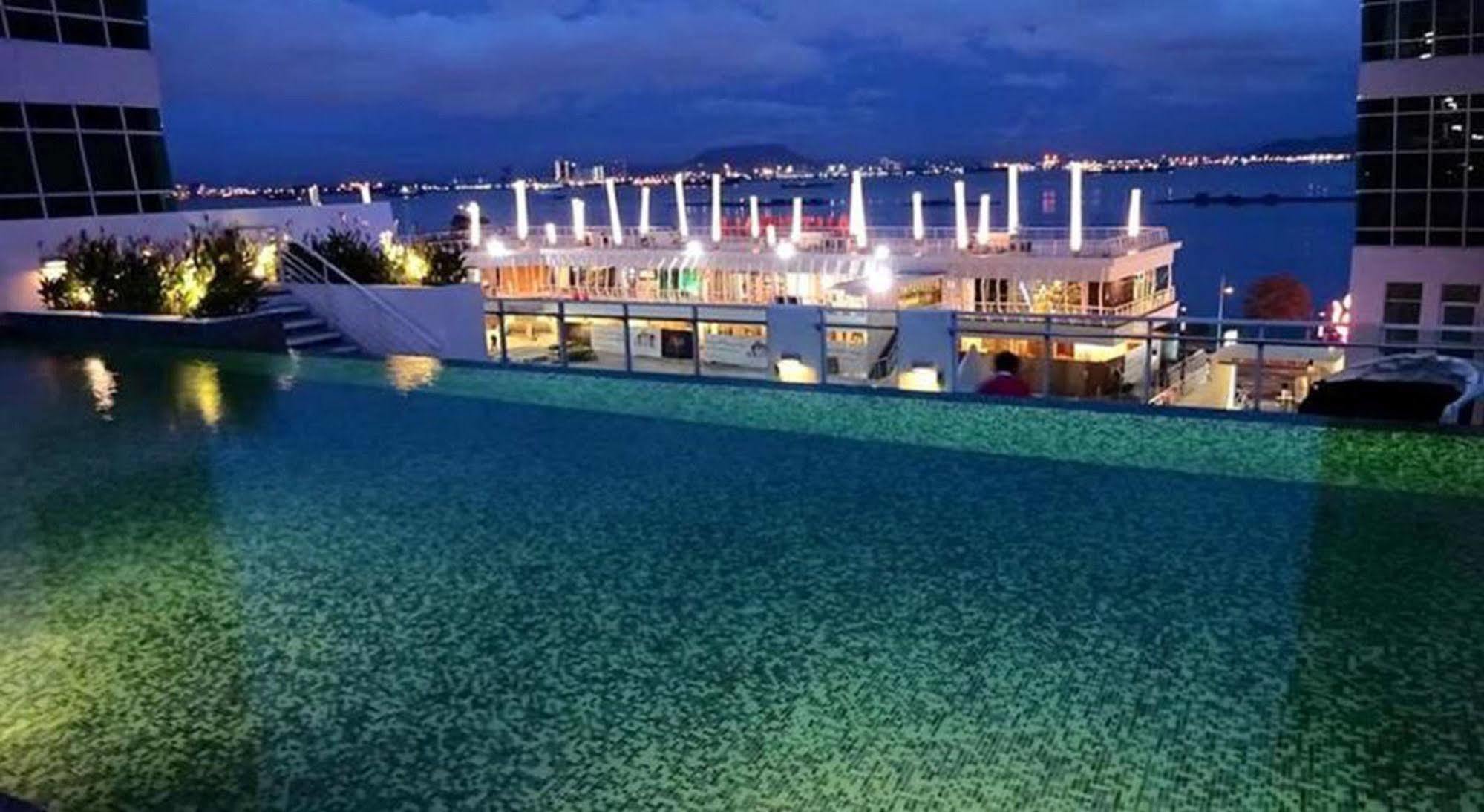Maritime Luxury Suites George Town Extérieur photo