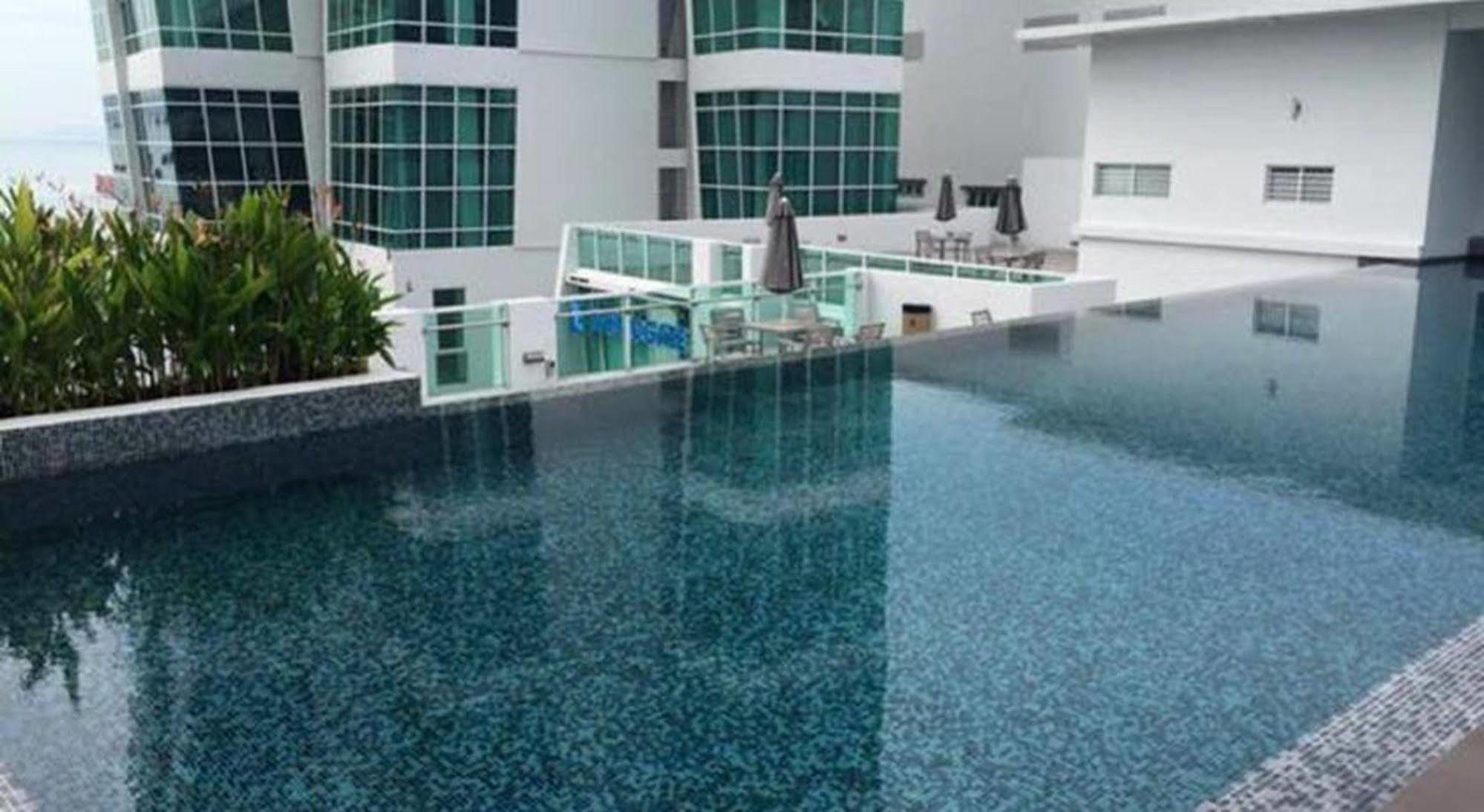 Maritime Luxury Suites George Town Extérieur photo